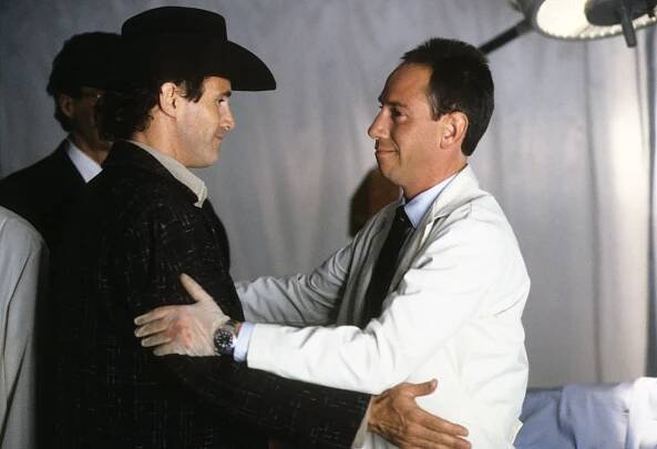 TWIN PEAKS, from left: Michael Ontkean, Miguel Ferrer, 1990-91. © ABC /Courtesy Everett Collection