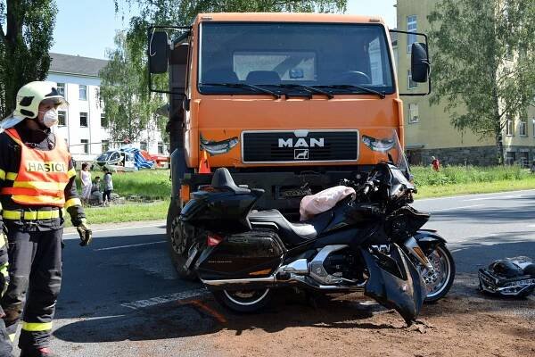 FOTO: V Bruntálu se srazil náklaďák s dvěma motorkáři. Oba jsou ve vážném stavu