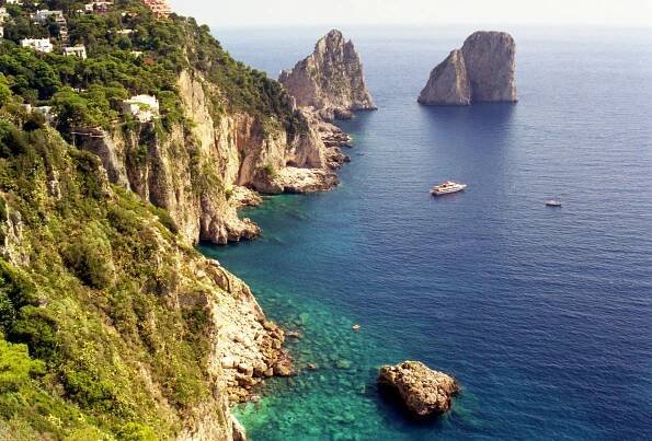 bezplatná Úchvatný výhled na útesy a modré moře na ostrově Capri, Itálie. Základová fotografie