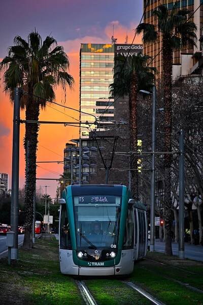 Soubor:Barcelona, Alstom Citadis 302 č. 08 sunset Avinguda Diagonal.jpg