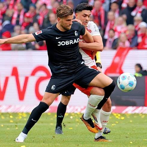 Freiburgs Lucas Höler im Zweikampf gegen Nadiem Amiri von Mainz 05.