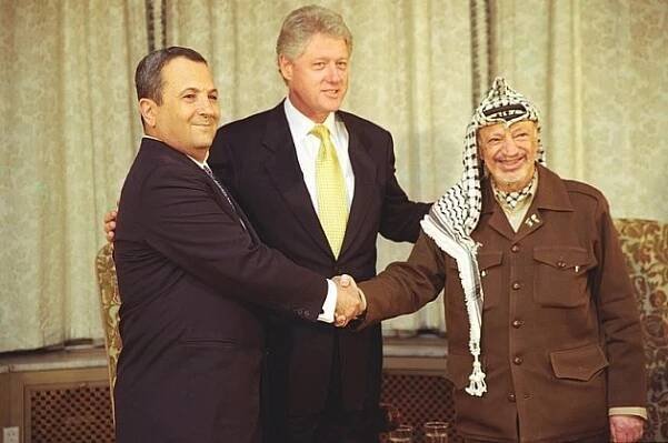 Jásir Arafat v roce 2000 na jednání v americkém Camp Davidu s Billem Clintonem a tehdejším izraelským premiérem Ehudem Barakem. Jednání skončila patem.