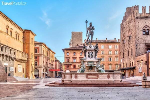 Piazza del Nettuno ve městě Bologna