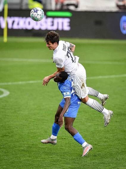 14. kolo první fotbalové ligy: MFK Karviná - FC Baník Ostrava, 5. listopadu 2023 v Karviné. (zleva) Abdullahi Tanko z Ostravy a Jaroslav Svozil z Karviné.