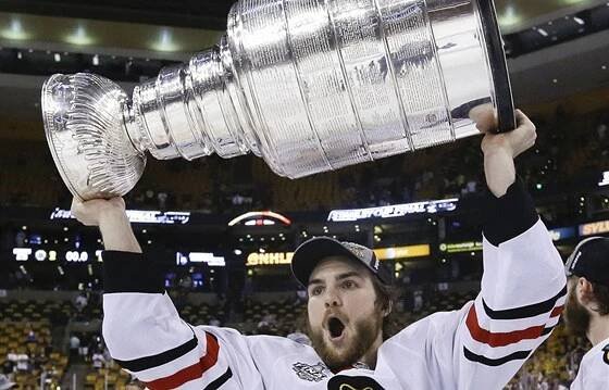 JE MŮJ. Michael Frolík z Chicaga s trofejí pro vítěze Stanley Cupu