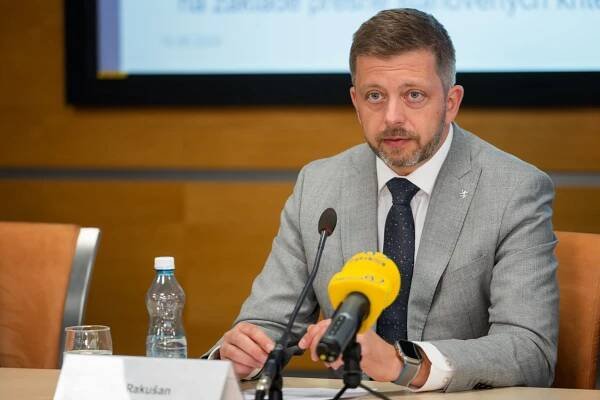 Rychlejší vyhošťování i kontroly dat z mobilů. Vláda chce zpřísnit podmínky pro migranty | Radio Prague International