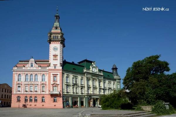 Radnice a Spořitelna.
