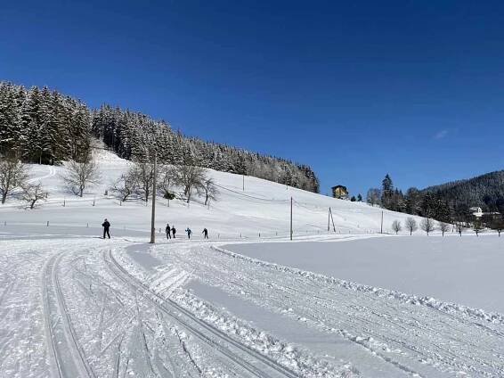 Velké Karlovice lákají na sáňkování, snowtubing i běžky.