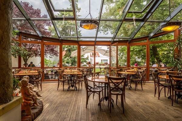 Lavička zahradní restaurace