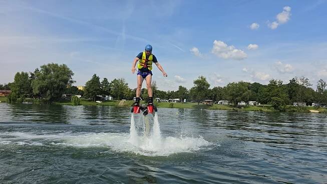 Flyboarding - létání nad vodou Praha 2 - (Kayak Beach Bar) | Adrop.cz