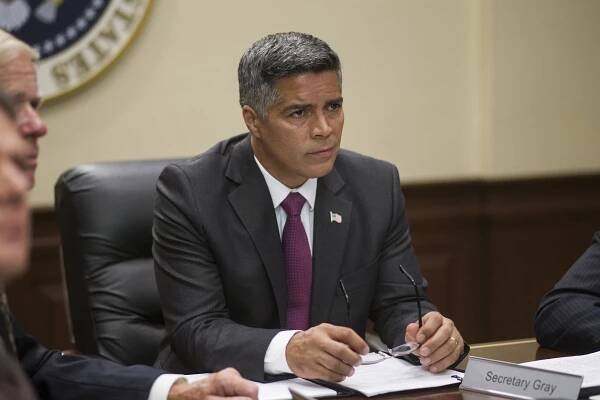 Krize - Ošemetná situace - Z filmu - Esai Morales