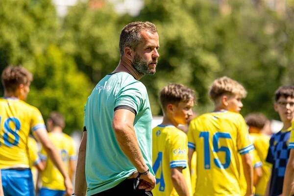 Baráž o účast v žákovské lize: SK Kladno (v modrém) těsně na penalty zdolal FC Písek.