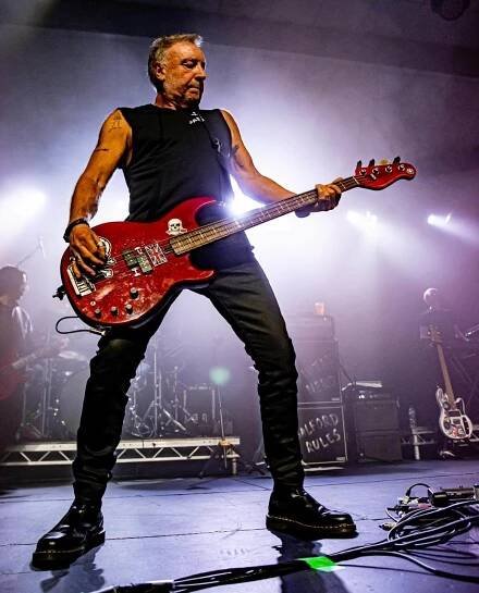 Peter Hook v Praze opět zahraje skladby Joy Division, zazní i Substance od New Order - Proti šedi