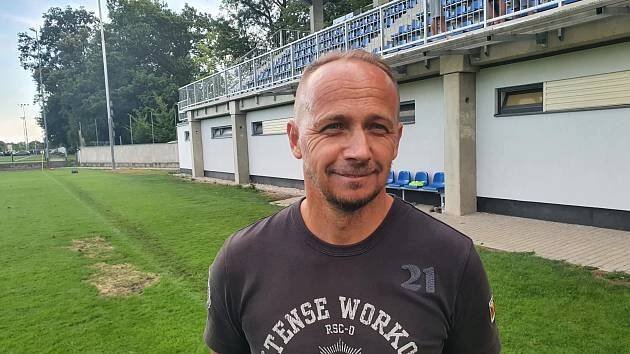 Rudolf Otepka. Legenda trénuje Hlubokou. Po zápase má rád besedy o sportu