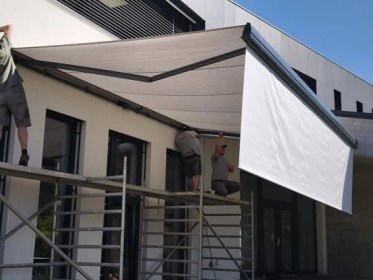 Zastínění terasy u základní školy - Oficiální stránky obce Kněžmost