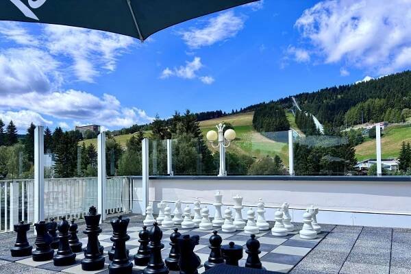 Außen-Schach mit Blick auf den Fichtelberg