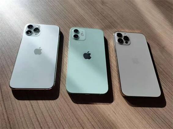 Srovnání dvanáctkových iPhonů s loňským iPhonem 11 Pro (stříbrný)