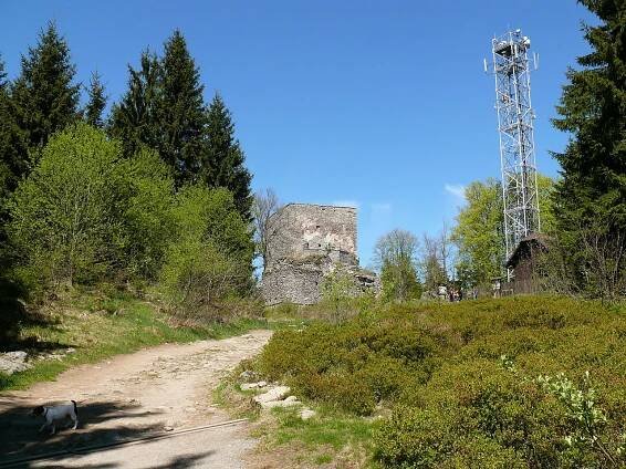 Vítkův hrádek na vrcholu tisícovky Vítkův kámen.