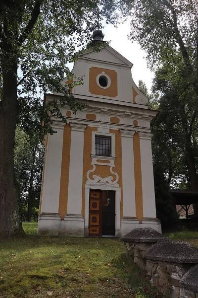 Soubor:Overview of Chapel of Name of Virgin Mary in Dobrá Voda, Mladoňovice, Třebíč District.jpg