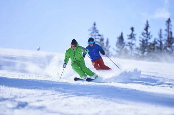 Ski centrum Zdobnice v Orlických horách s dostatkem sněhu potěší malé i velké lyžaře