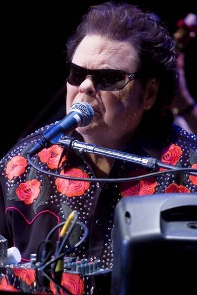MILSAP DELIVERS PURE LOVE, HITS IN BRISTOL CONCERT - Paramount News - Paramount Bristol