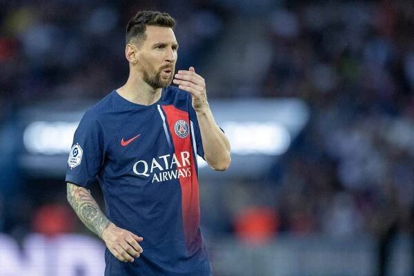PARIS, FRANCE – JUNE 3:  Lionel Messi #30 of Paris Saint-Germain reacts after a missed free-kick during the Paris Saint-Germain V Clermont, French Ligue 1 regular season match at Parc des Princes on June 3, 2023, in Paris, France (Photo by Tim Clayton/Corbis via Getty Images)