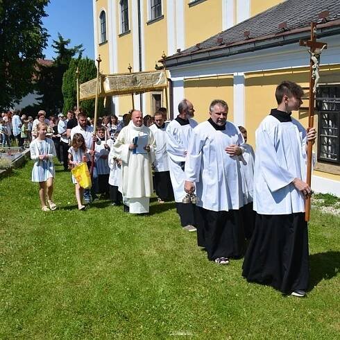 Společná slavnost Těla a Krve Páně v Nové Hradečné s novým trvalým jáhnem Alešem Veselíkem | Fotogalerie | Farnosti Nová