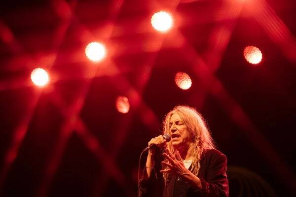 Neobyčejně krásný koncert. Patti Smith četla poezii, vzpomněla na Deppa i Krále