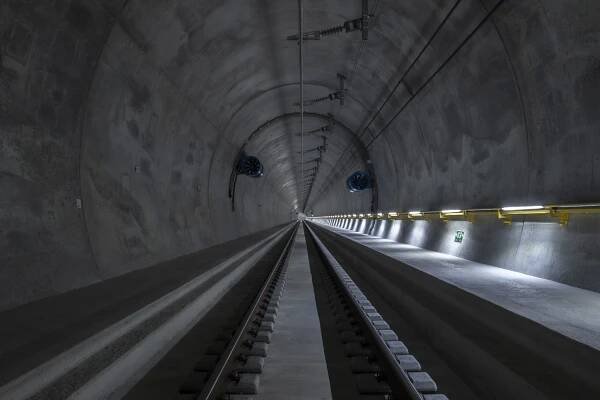 Železniční tunel Ceneri je hotov, švýcarský úřad povolil zkušební provoz