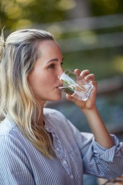Bojíte se bakterií, mikroorganismů či mikroplastů v balených vodách nebo vám nechutná kohoutková voda? - Life4you.cz