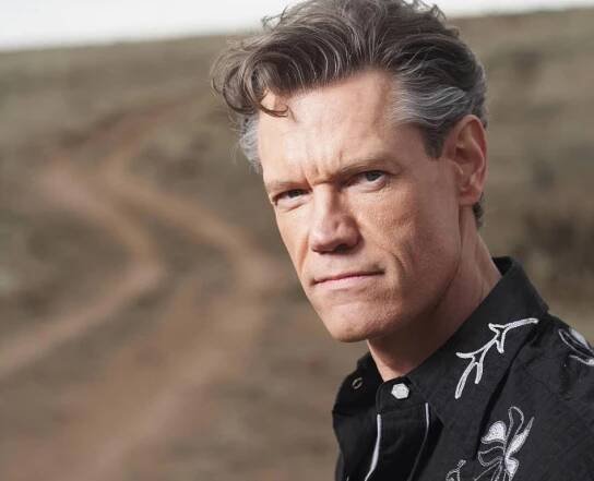 Randy Travis operaci nepodstoupil, jeho stav je i nadále kritický