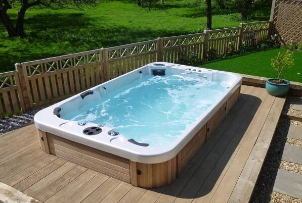 What Is a Swimming Pool Hot Tub?