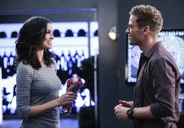 Námořní vyšetřovací služba L. A. - Nesem vám noviny - Z filmu - Daniela Ruah, Barrett Foa