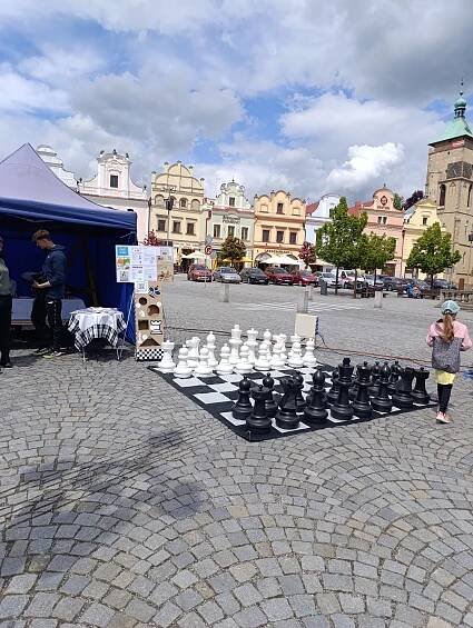 TJ Jiskra Havlíčkův Brod se prezentoval na havlíčkobrodském náměstí – akce z grantového programu Šachy na Vysočině – Krajský