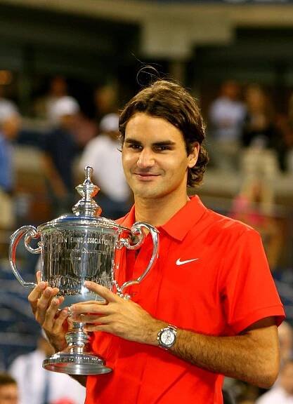 Roger Federer holding the trophy after winning the 2008 US Open