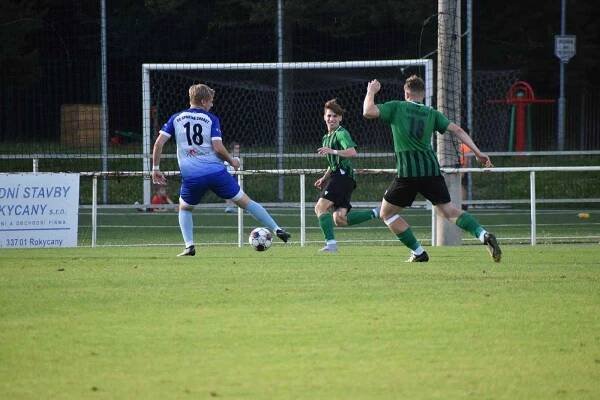 I. B třída: FC Rokycany B - (na snímku fotbalisté v zelených dresech) - FC Spartak Chrást 2:0