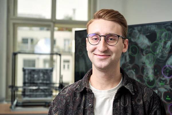 Jiří Janota z FEL ČVUT získal druhé místo v soutěži IT SPY. Porota ho ocenila za zmapování včelí plástve robotem - FEL ČVUT