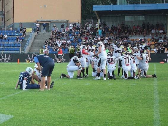 Ve finále ligy amerického fotbalu porazili hráči Vysočina Gladiators (v bílém) na svém stadionu Ostrava Steelers 42:28 a získali druhý Czech Bowl za poslední tři roky.