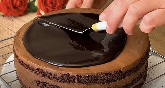 Recept na sametový čokoládový dort s krémem a lesklou polevou