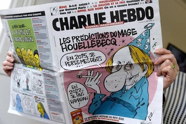 Týdeník Charlie Hebdo vyšel s karikaturou autora kontroverzní knihy o islámu