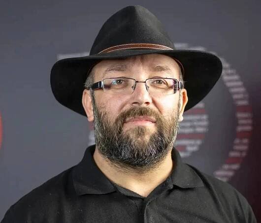 Daniel Sterzik, řečený Vidlák (*1980), je moravský bloger, technik (střední stavební a strojní průmyslovka) přes obilná sila, ženatý, otec 5 dětí, žije na jižní Moravě (Miroslav). Obhospodařuje vlastní záhumenek. Bloguje od roku 2017. Jeho bratr je matematik. Od poč. září 2024 je v Bruselu, kde dělá asistenta právníkovi a novopečenému europoslanci Dr. Ondřeji Dostálovi z koalice Stačilo!