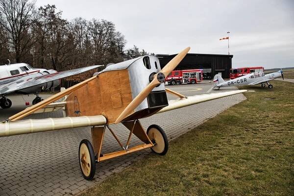 Unikla plamenům. Historická letadla přežila požár hangáru na Točné