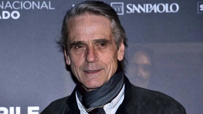 Jeremy Irons je v Praze! Nemohl si koupit kávu