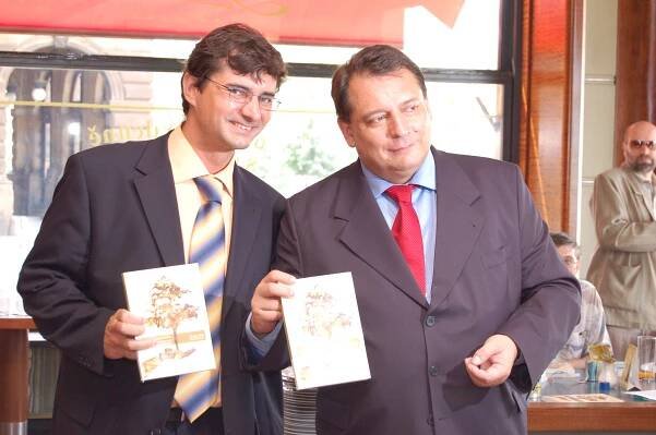 Jiří Paroubek a Petr Petržílek při křtu knihy