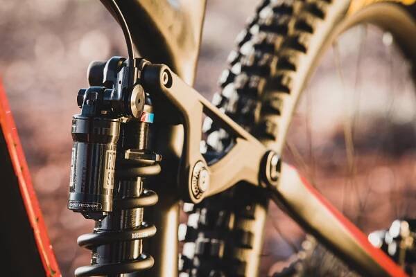 RockShox představil pružinový tlumič Super Deluxe Coil | DoleKOP.COM