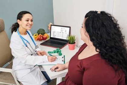 konzultace s odborníkem na výživu. dietitian plánuje stravovací plán pro ženskou obézní pacientku - odborník na výživu - stock snímky, obrázky a fotky