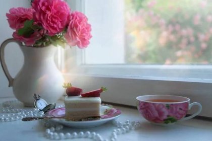 Zátiší dortu s jahodami, šálkem čaje a krásnou kyticí na okně. — Stock obrázek