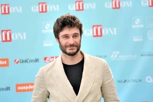 GIFFONI VALLE PIANA, ITÁLIE - 23. července 2024: Lino Guanciale na filmovém festivalu Giffoni 2024 - 23. července 2024 v Giffoni Valle Piana, Itálie. — Stock obrázek