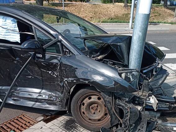 Nehoda dvou vozů v centru Zlína se zraněním. Lampa rozpůlila auto