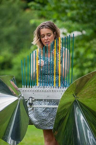 Lenka Morávková předvádí 26. června na Malé Skále hru na skleněný nástroj Bohemian Cristal Instrument. Bohemian Cristal Instrument je unikátní kus, jediný svého druhu na světě. Jedná se o après Baschet sochu, kterou konstruktéři a zvukoví experimentátoři 